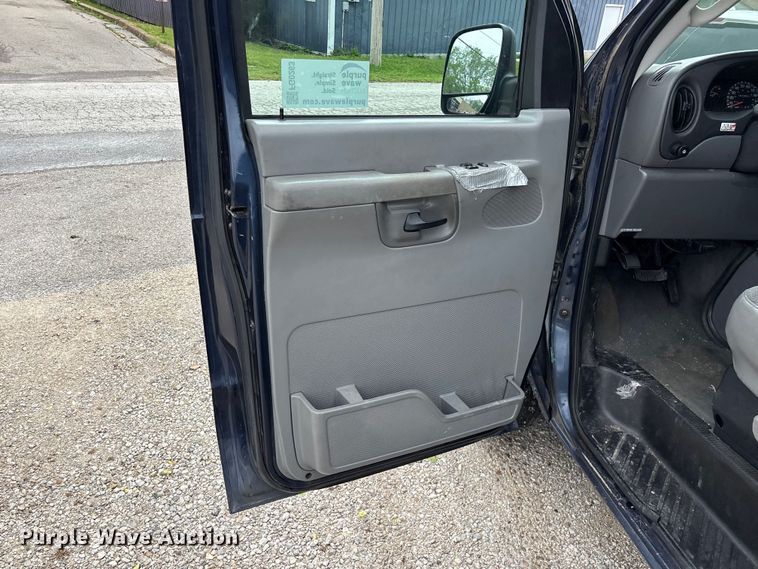 image for item FG0263 2003 Ford E150 van