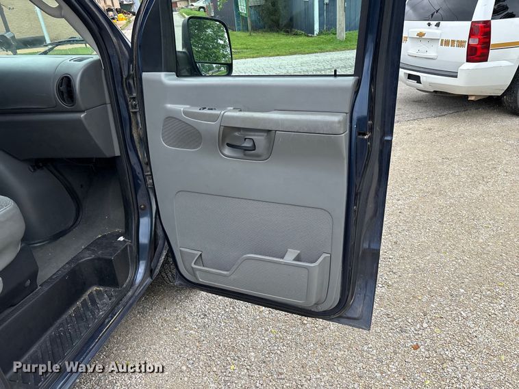 image for item FG0263 2003 Ford E150 van