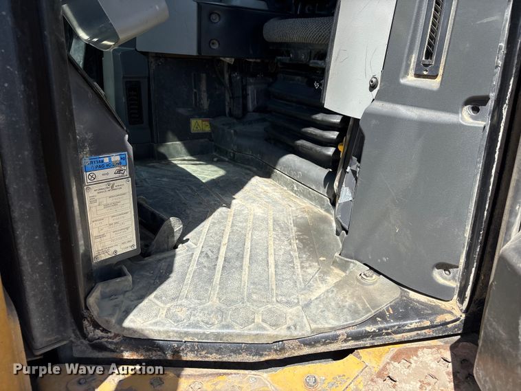 image for item FG2904 2015 Caterpillar D8T dozer