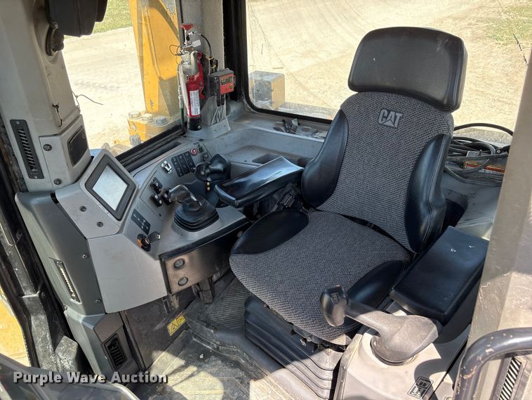 image for item FG2904 2015 Caterpillar D8T dozer