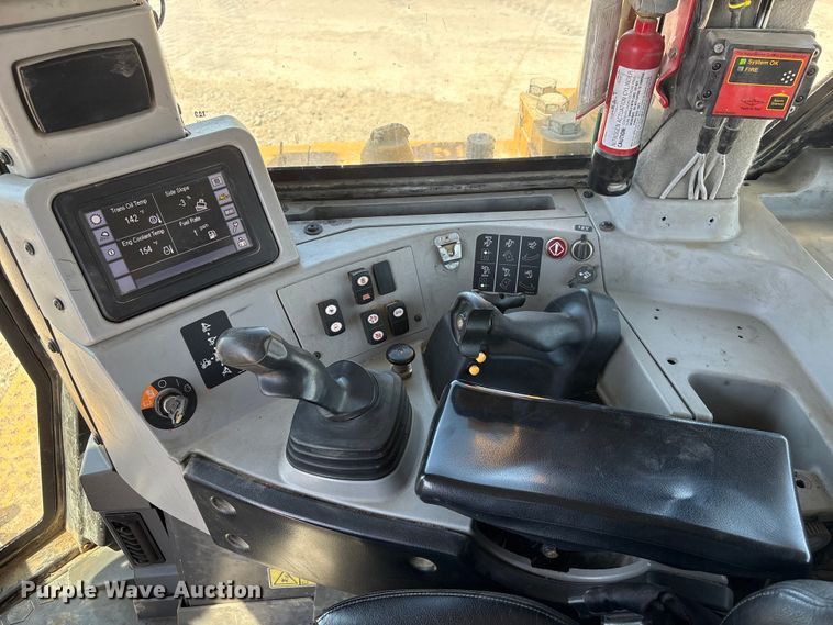 image for item FG2904 2015 Caterpillar D8T dozer