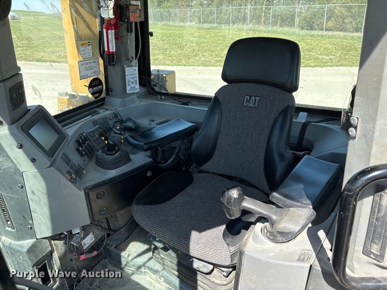 image for item FG2905 2021 Caterpillar D8T dozer