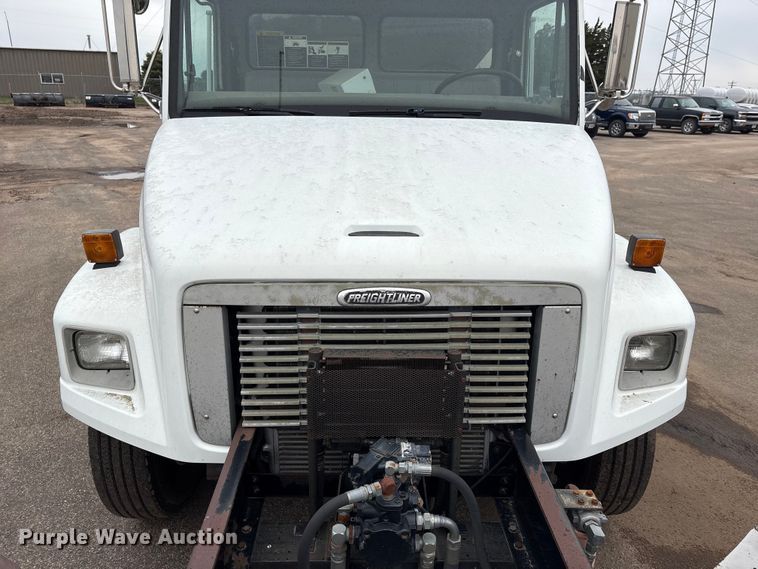image for item FG2947 2000 Freightliner FL70 oil distributor truck