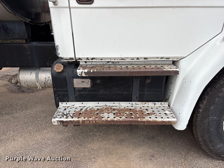 image for item FG2947 2000 Freightliner FL70 oil distributor truck