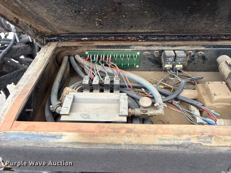image for item FG2947 2000 Freightliner FL70 oil distributor truck