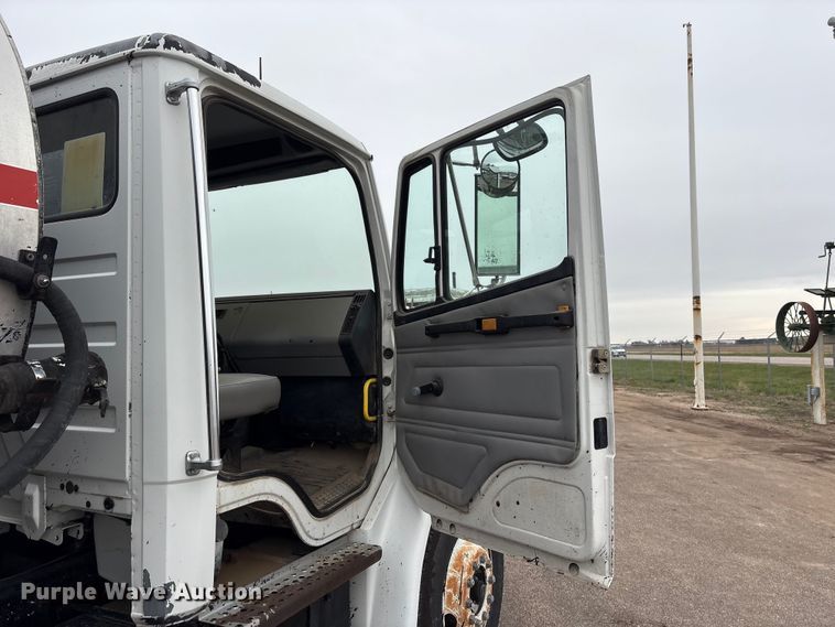 image for item FG2947 2000 Freightliner FL70 oil distributor truck