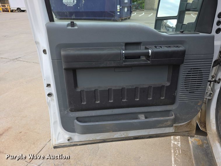 image for item FH6048 2011 Ford F350 Super Duty Crew Cab pickup truck