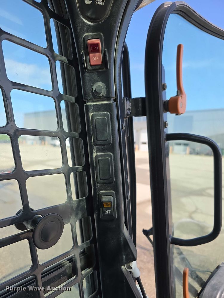 image for item FH6057 2015 Bobcat T770 tracked skid steer loader