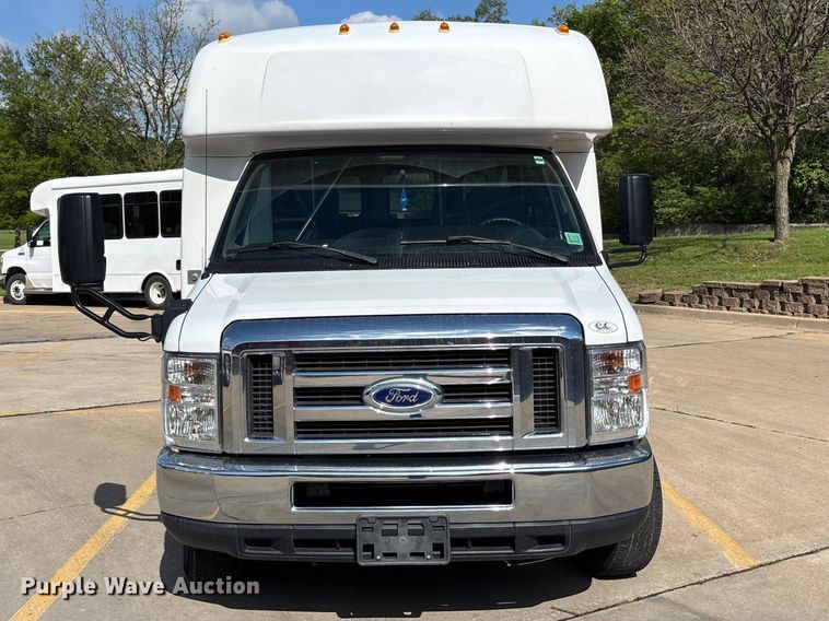 image for item FH7076 2014 Ford E450 shuttle bus