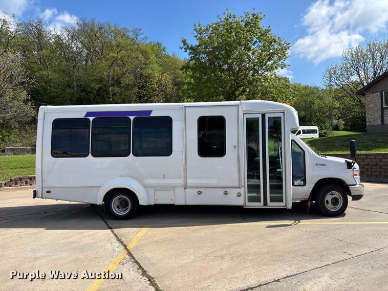 image for item FH7076 2014 Ford E450 shuttle bus
