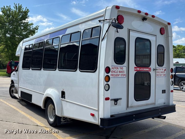 image for item FH7076 2014 Ford E450 shuttle bus