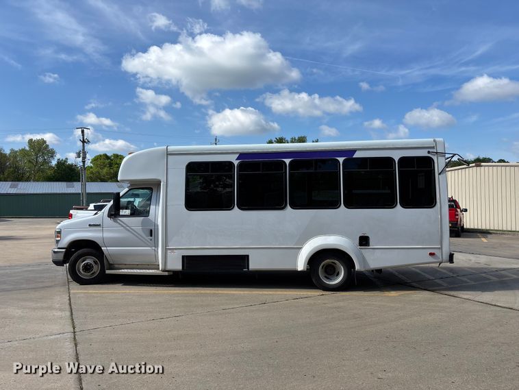 image for item FH7076 2014 Ford E450 shuttle bus