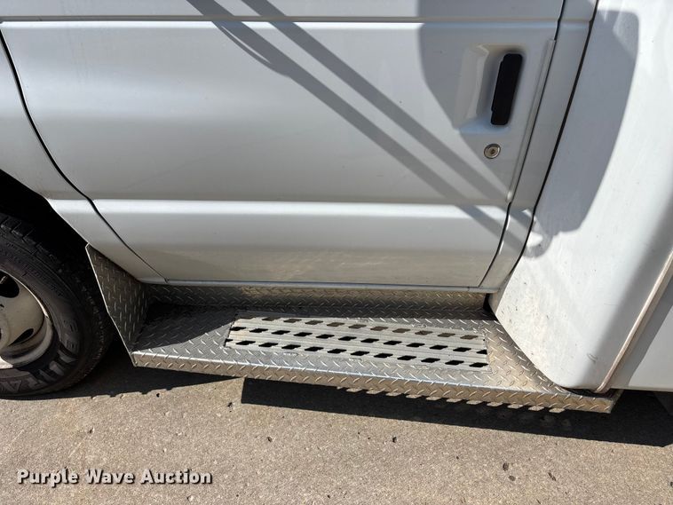 image for item FH7076 2014 Ford E450 shuttle bus