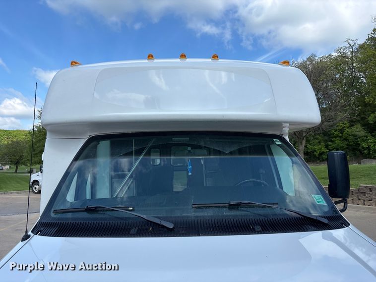 image for item FH7076 2014 Ford E450 shuttle bus