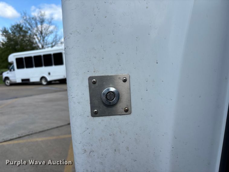 image for item FH7076 2014 Ford E450 shuttle bus