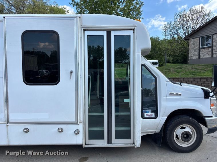 image for item FH7076 2014 Ford E450 shuttle bus