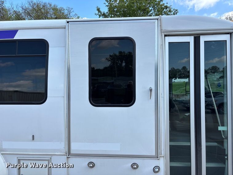 image for item FH7076 2014 Ford E450 shuttle bus