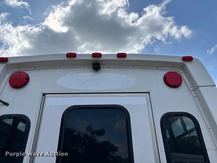 image for item FH7076 2014 Ford E450 shuttle bus