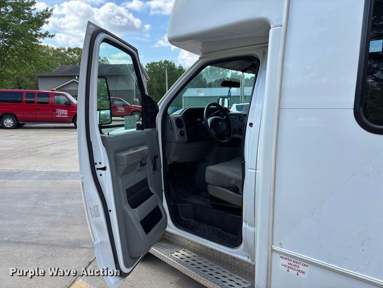 image for item FH7076 2014 Ford E450 shuttle bus