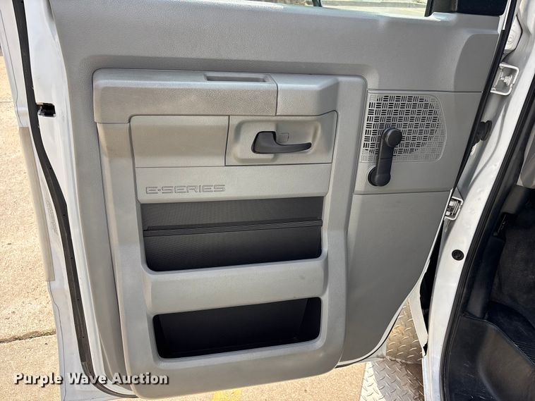 image for item FH7076 2014 Ford E450 shuttle bus