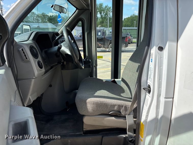 image for item FH7076 2014 Ford E450 shuttle bus