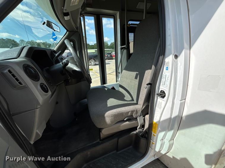 image for item FH7076 2014 Ford E450 shuttle bus