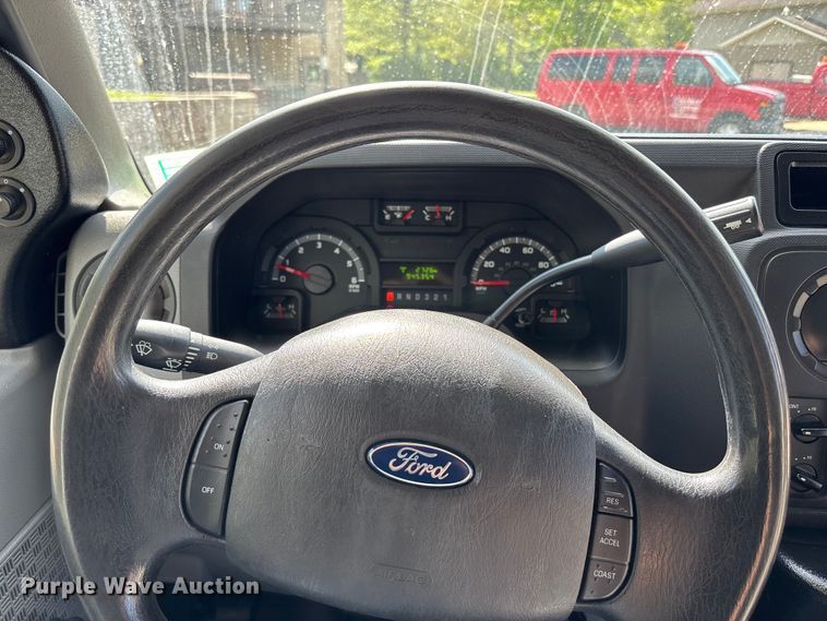 image for item FH7076 2014 Ford E450 shuttle bus