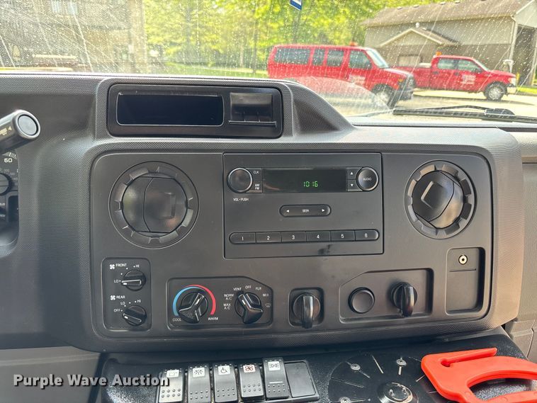 image for item FH7076 2014 Ford E450 shuttle bus