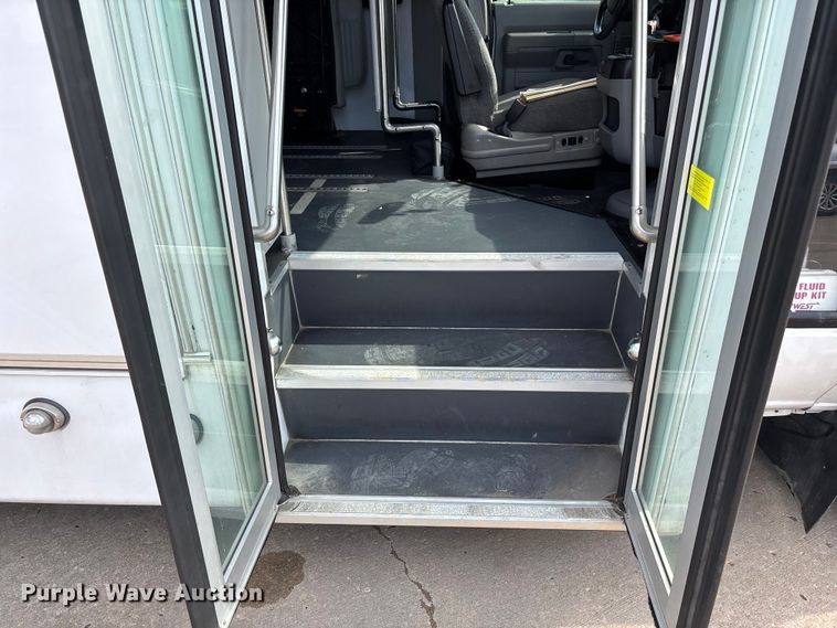 image for item FH7076 2014 Ford E450 shuttle bus