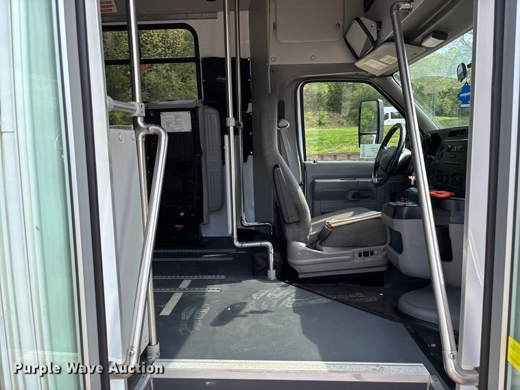image for item FH7076 2014 Ford E450 shuttle bus