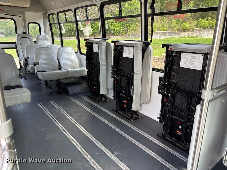 image for item FH7076 2014 Ford E450 shuttle bus