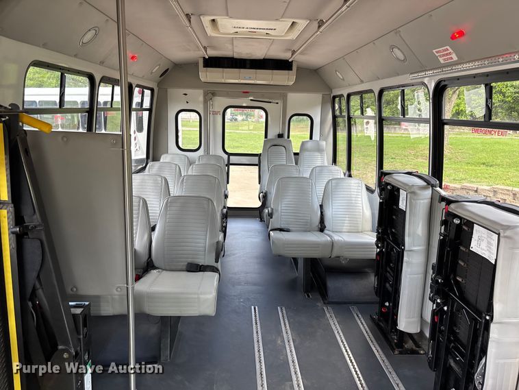 image for item FH7076 2014 Ford E450 shuttle bus
