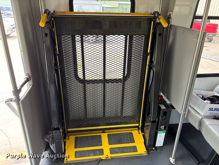 image for item FH7076 2014 Ford E450 shuttle bus