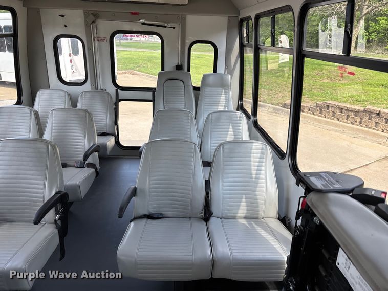 image for item FH7076 2014 Ford E450 shuttle bus