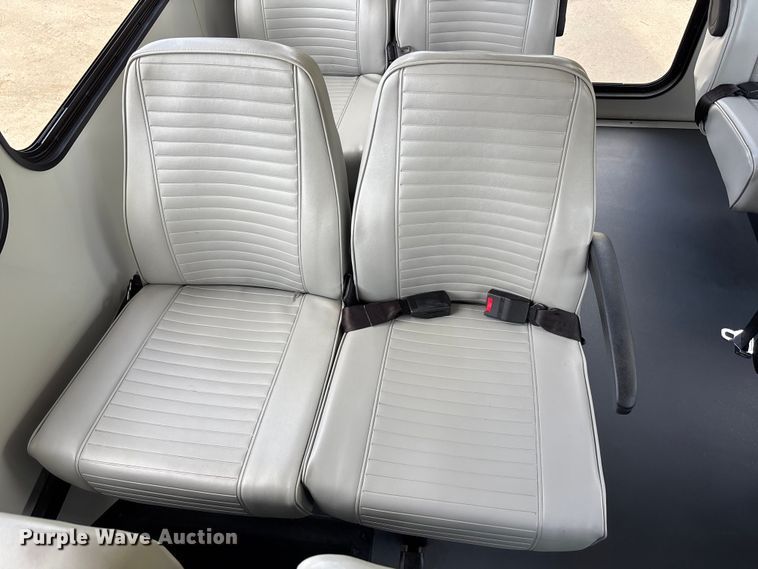 image for item FH7076 2014 Ford E450 shuttle bus