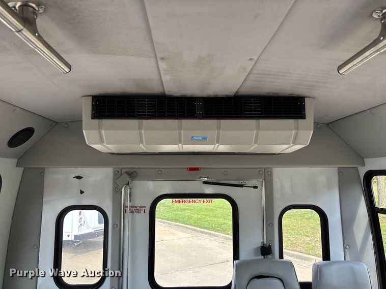 image for item FH7076 2014 Ford E450 shuttle bus