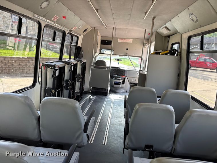 image for item FH7076 2014 Ford E450 shuttle bus