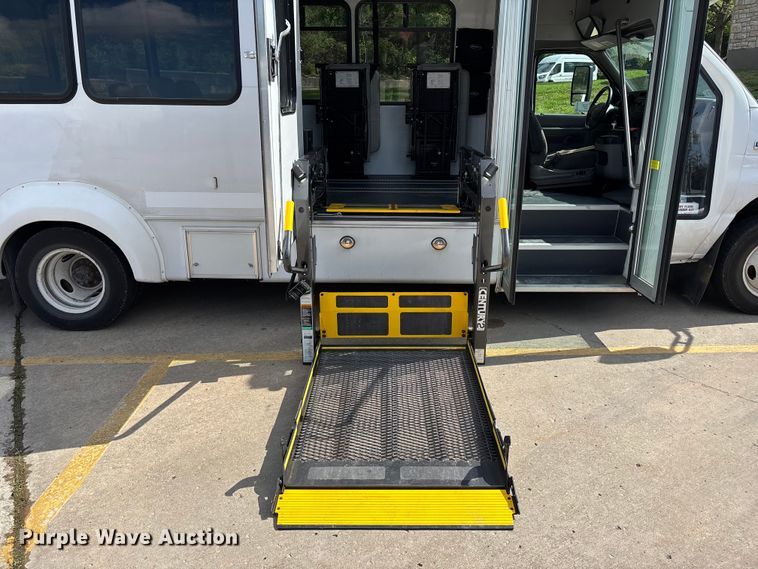 image for item FH7076 2014 Ford E450 shuttle bus