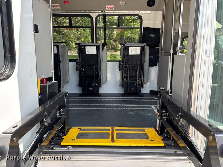 image for item FH7076 2014 Ford E450 shuttle bus