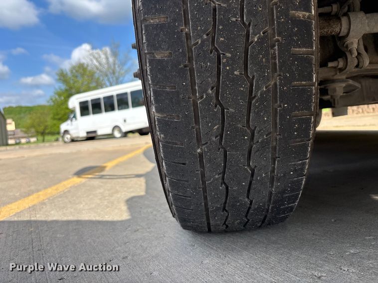 image for item FH7076 2014 Ford E450 shuttle bus