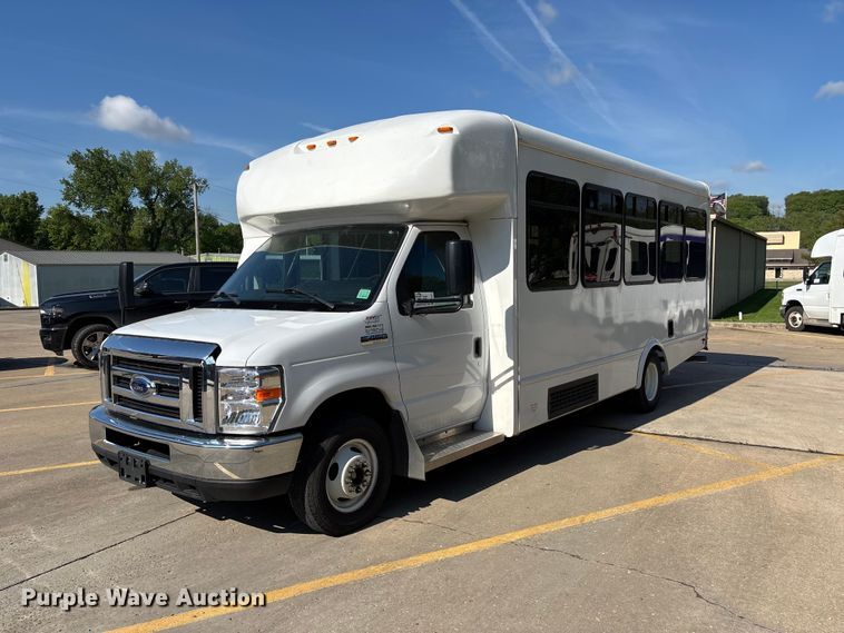 image for item FH7077 2018 Ford E450 shuttle bus