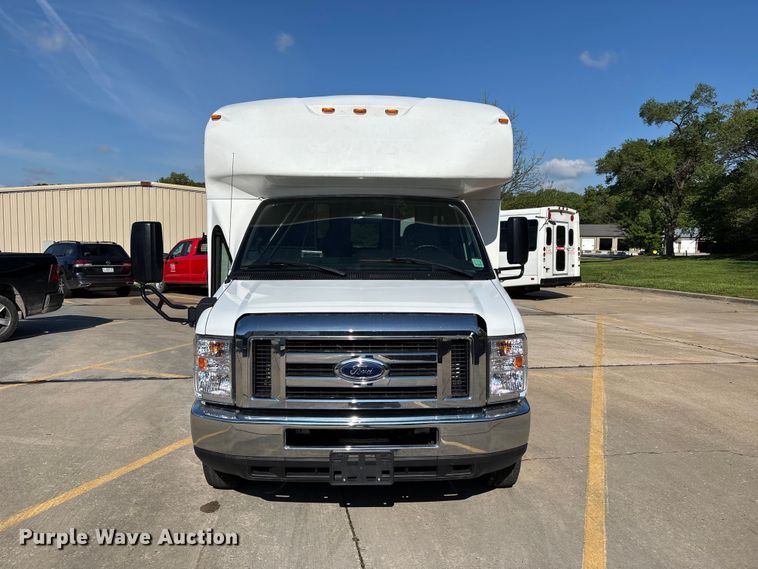 image for item FH7077 2018 Ford E450 shuttle bus