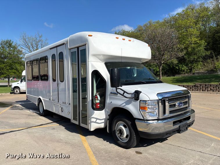 image for item FH7077 2018 Ford E450 shuttle bus