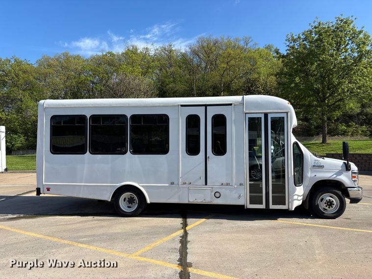 image for item FH7077 2018 Ford E450 shuttle bus