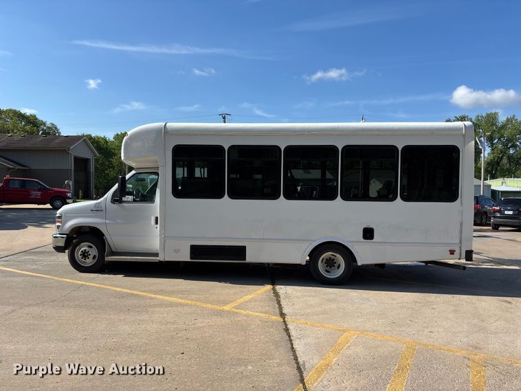 image for item FH7077 2018 Ford E450 shuttle bus