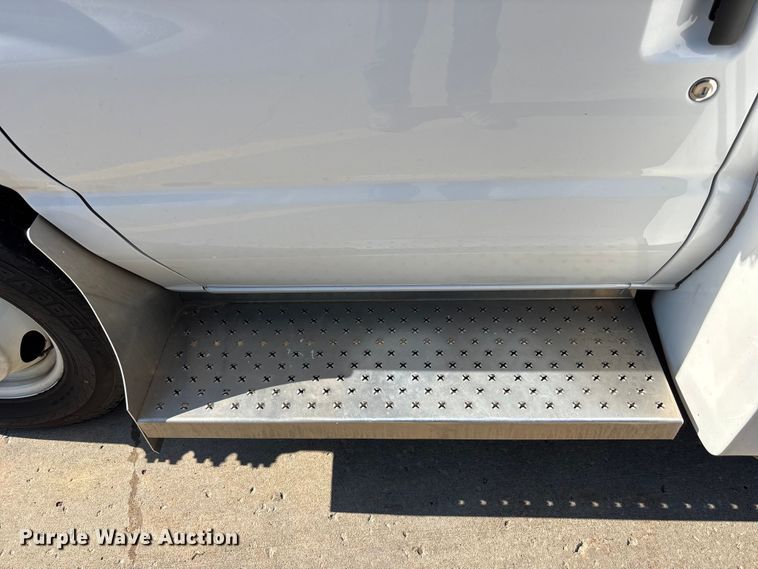 image for item FH7077 2018 Ford E450 shuttle bus
