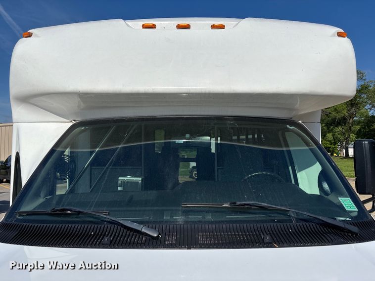 image for item FH7077 2018 Ford E450 shuttle bus