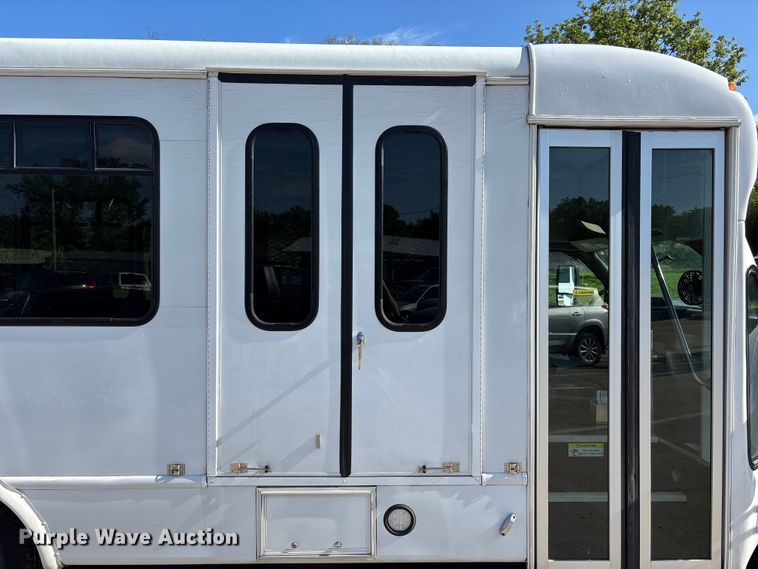 image for item FH7077 2018 Ford E450 shuttle bus