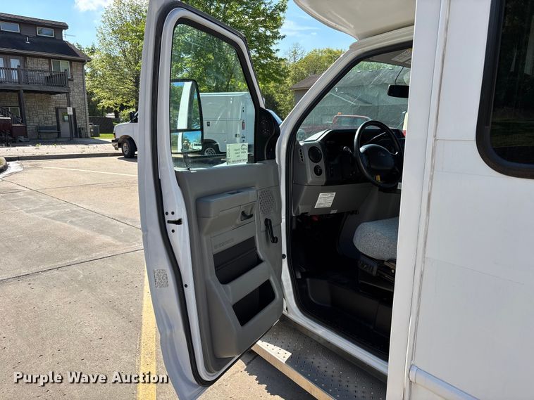 image for item FH7077 2018 Ford E450 shuttle bus