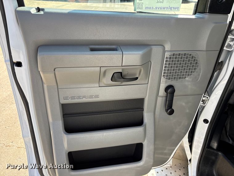 image for item FH7077 2018 Ford E450 shuttle bus